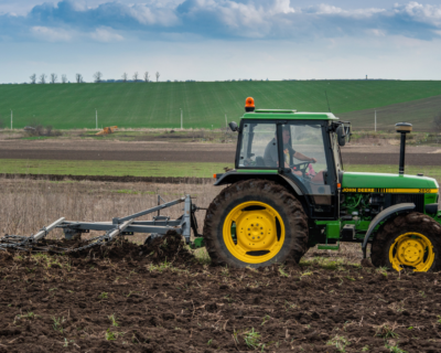 3 motive pentru care sa alegi tractoare John Deere