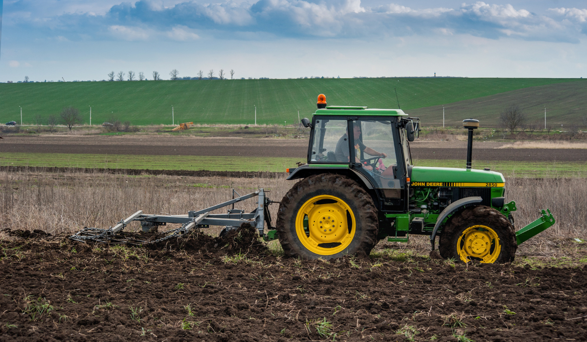 3 motive pentru care sa alegi tractoare John Deere