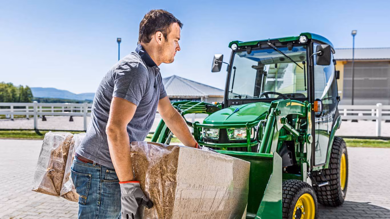 Tractor utilitar compact John Deere 2032R Ipso