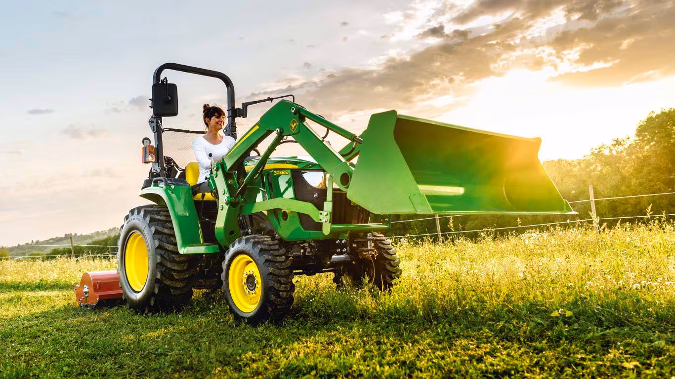 Tractor utilitar compact John Deere 3038E Ipso