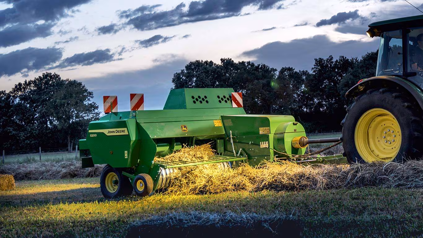 Balotiera cu camera paralelipipedica S200 John Deere disponibila prin IPSO