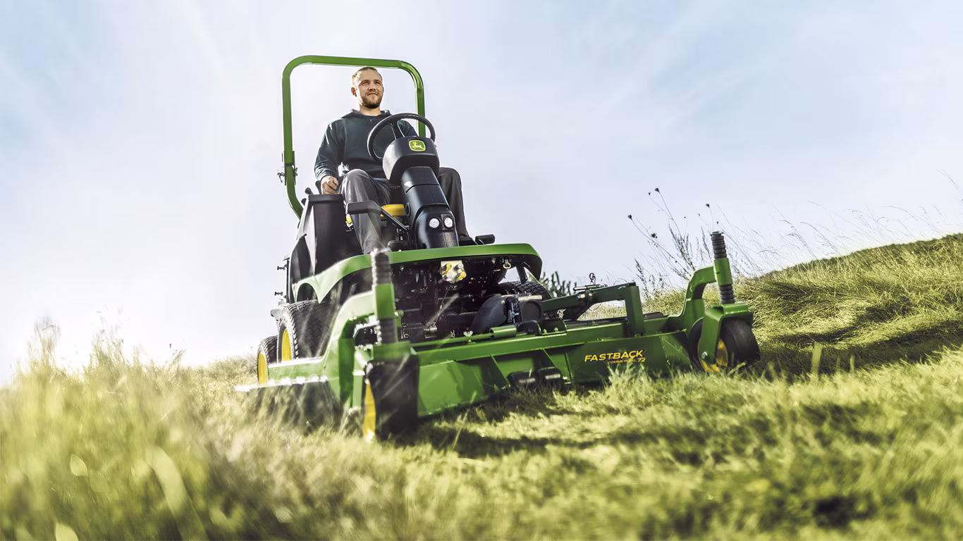 Mașină rotativă de tuns iarba cu platformă frontală John Deere 1550 Ipso