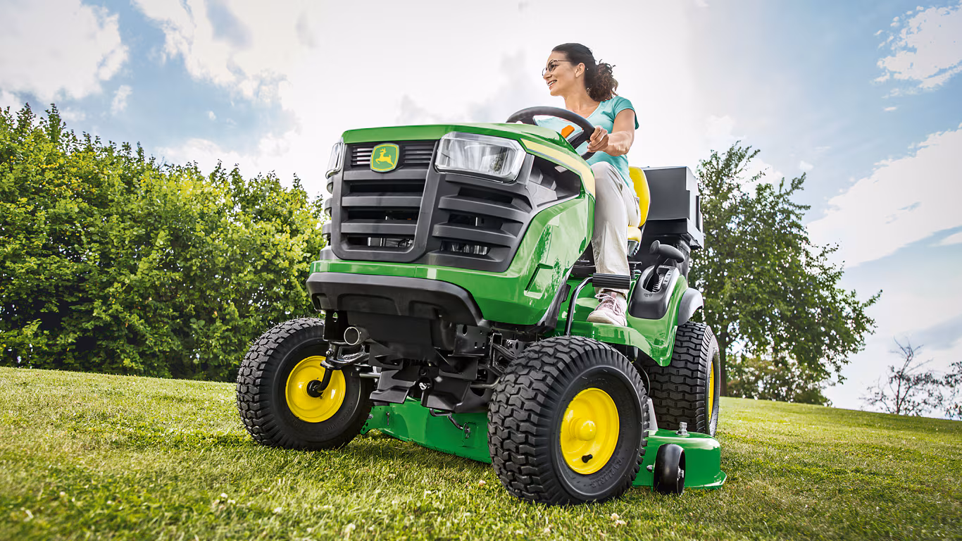 Mașină pentru tuns iarba John Deere X127 Ipso