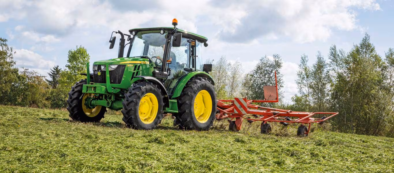 Tractoare John Deere seria 5E disponibile prin IPSO