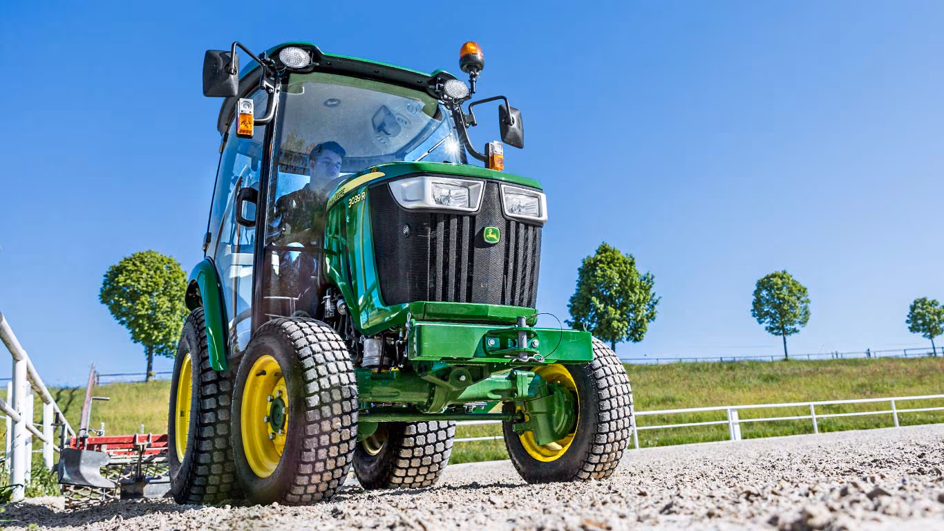 Features John Deere 3 Series tractors available through IPSO